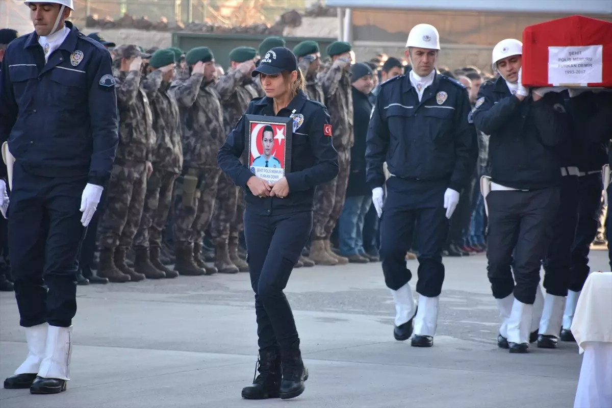 Şehit Eşinin Fotoğrafını Taşıdı