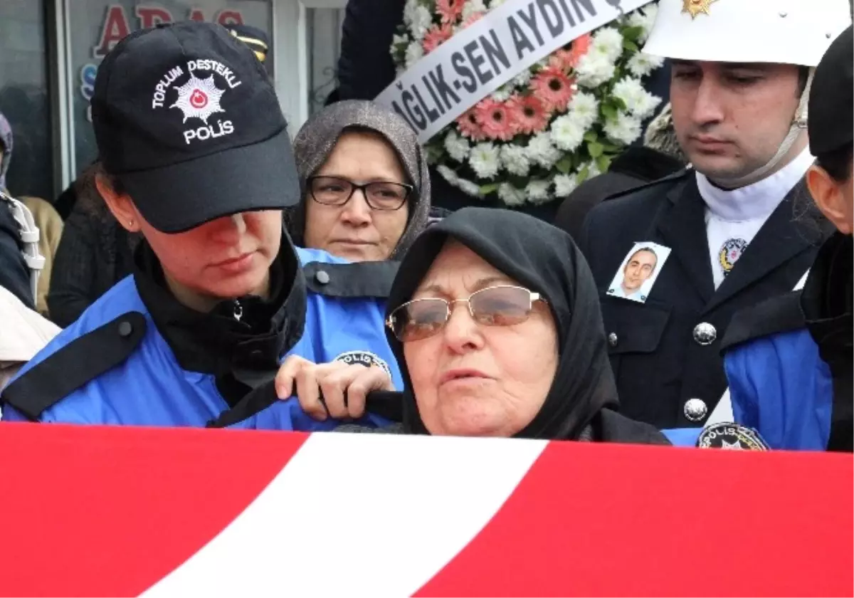 Şehit Oğlunu Polis Üniformasıyla Uğurladı