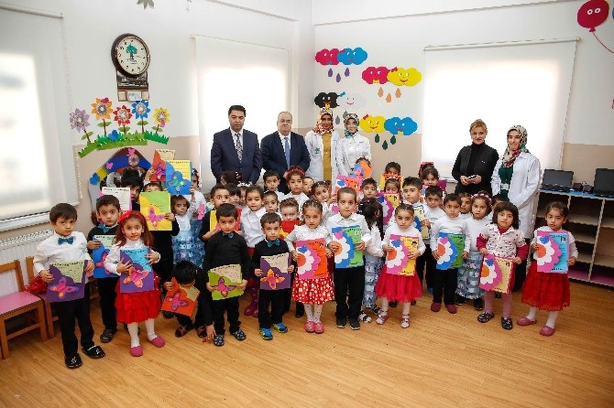 Şehitkamilli Minik Öğrencilerin İlk Karne Heyecanı