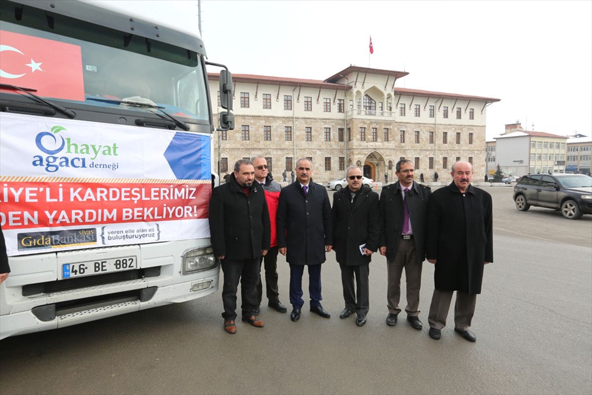 Sivas\'tan Haleplilere 2 Tır Yardım