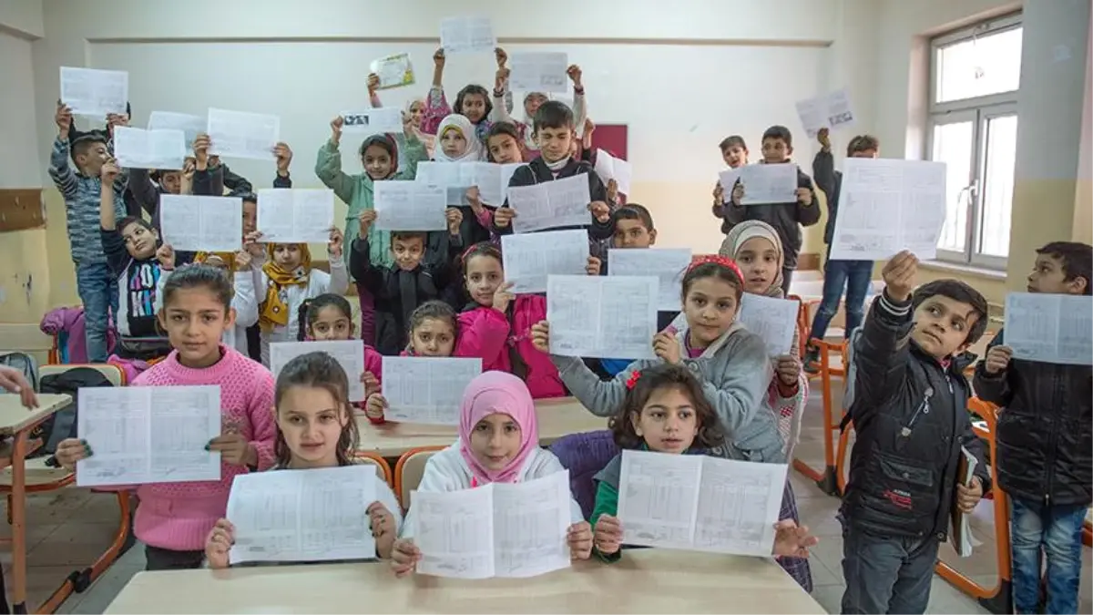 Suriyeli Öğrencilerin Karne Heyecanı