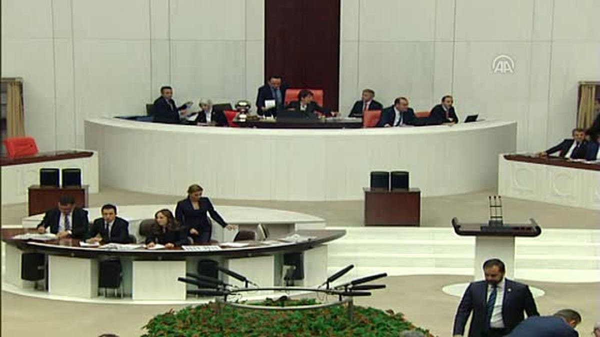 TBMM Genel Kurulunda, İkinci Tur Görüşmeleri Yapılan Anayasa Değişikliği Teklifinin 8\'inci Maddesi...