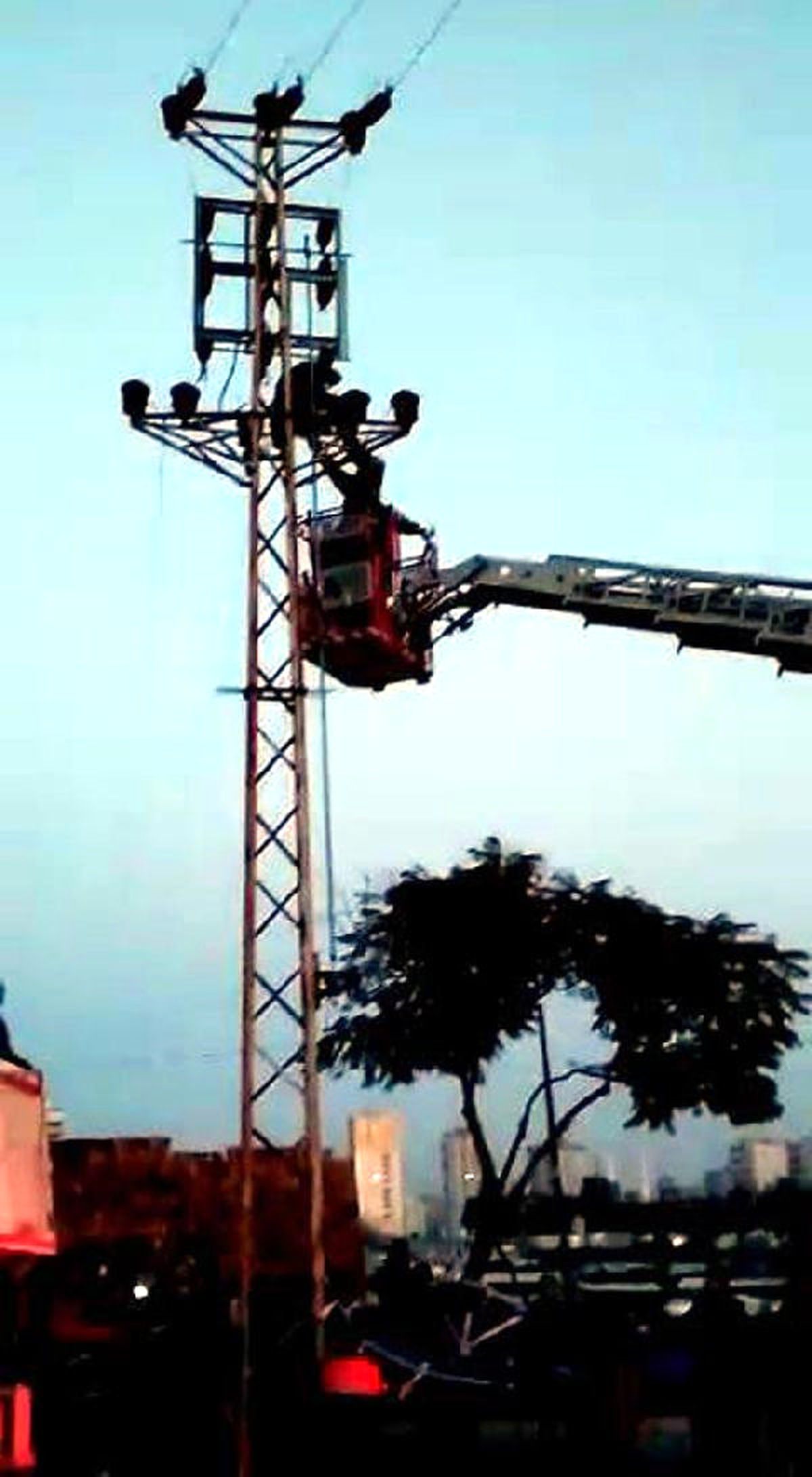 Tezgahına El Konulan Seyyar Satıcı Elektrik Direğine Çıktı