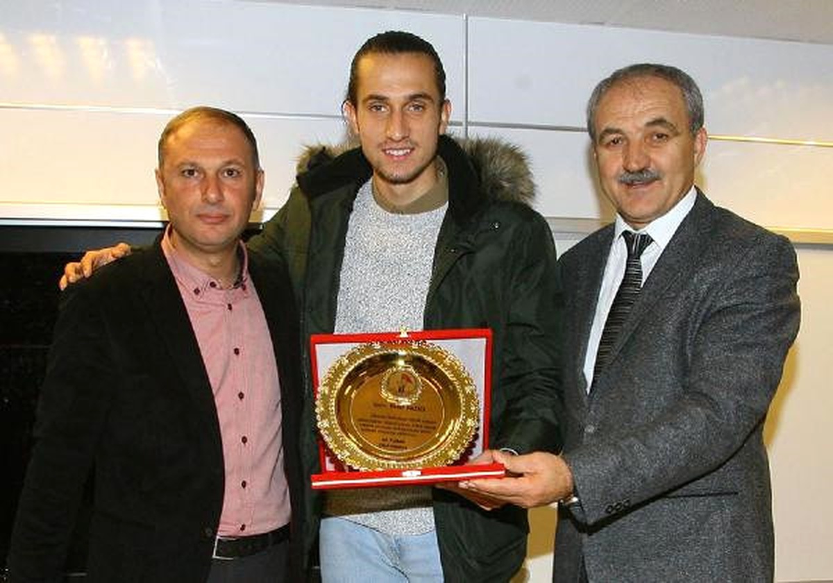 Trabzonsporlu Yusuf Yazıcı\'dan Eski Okuluna Ziyaret