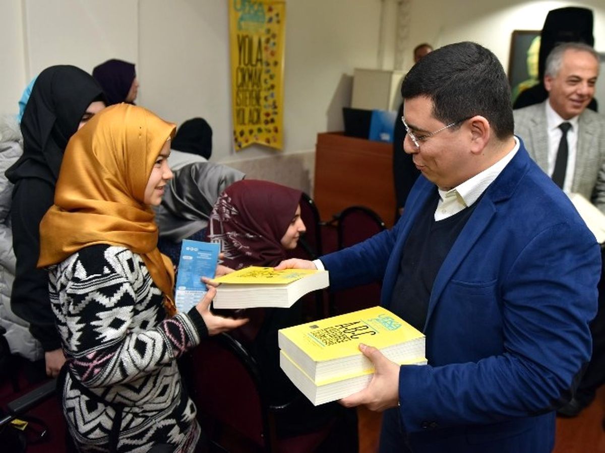 Tütüncü\'den Öğrencilere Kitap Desteği