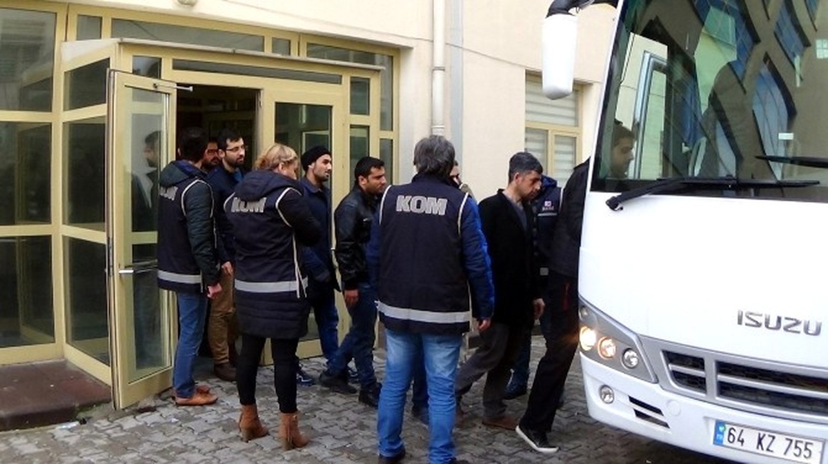 Uşak\'ta Fetö\'den Gözaltına Alınan 25 Kişi Adliyeye Sevk Edildi
