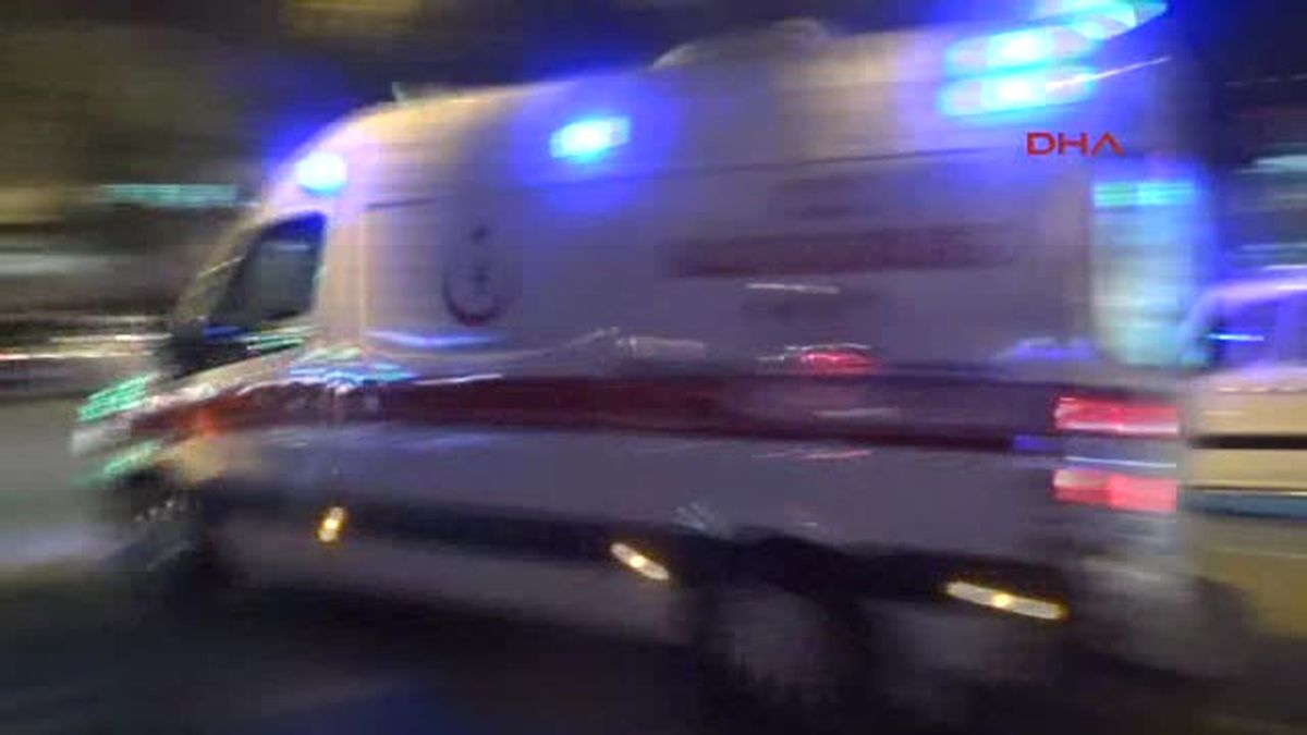 Adana - Otomobil, Park Halindeki Araçlara Çarptı 1 Yaralı