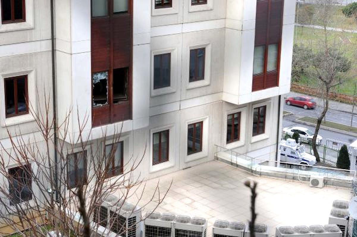 AK Parti İl Başkanlığı\'na Yapılan Saldırının İzleri, Gündüz Ortaya Çıktı