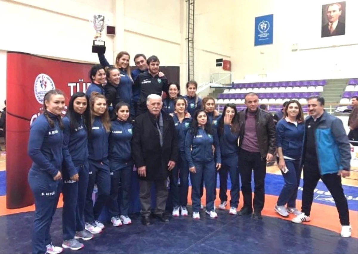 Altınovalı Bayan Güreşçiler Türkiye Şampiyonu