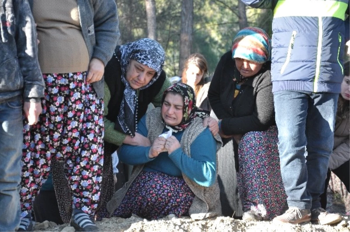 Anne, Baba ve 3 Çocuğu Yan Yana Defnedildi