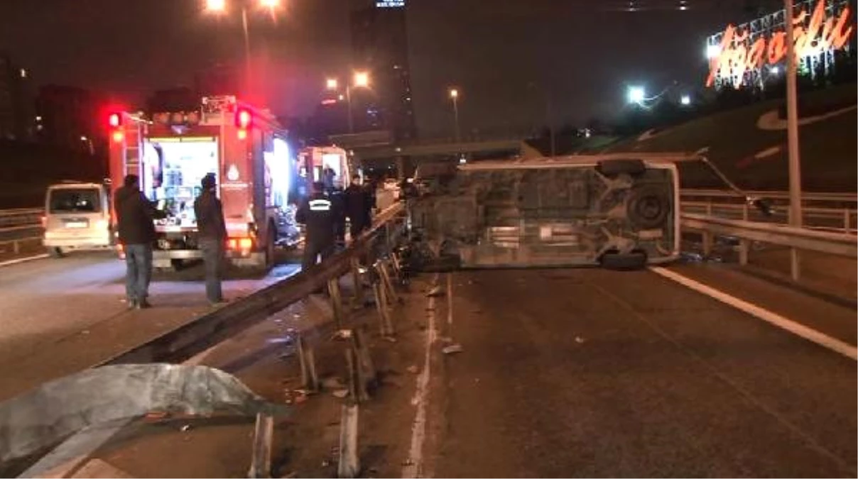 Bariyerlere Çarpan Minibüs Hurdaya Döndü; 1 Ölü