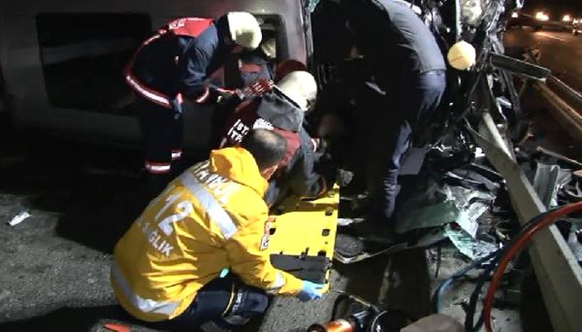 Bariyerlere Çarpan Minibüs Hurdaya Döndü