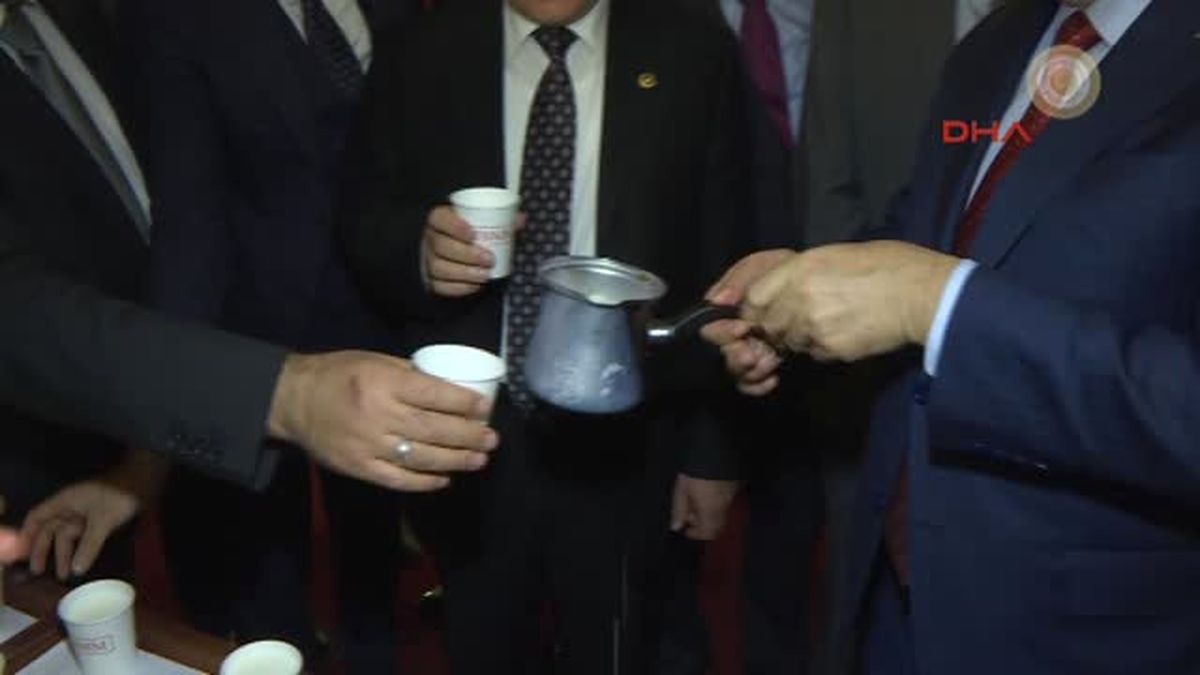 Başbakan Yıldırım, Meclis\'te Süt Dağıttı