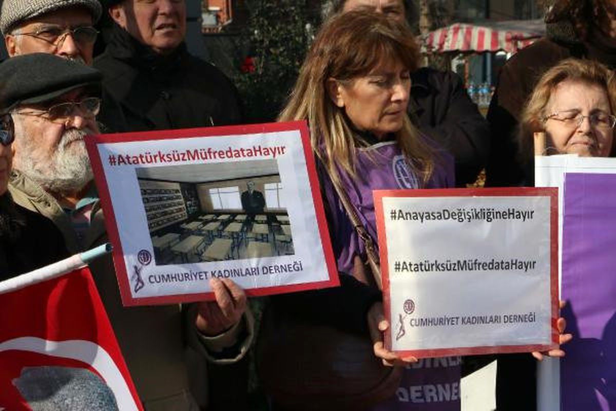 Beşiktaş\'ta "Askeri Okullar Kapatılmasın" Eylemi