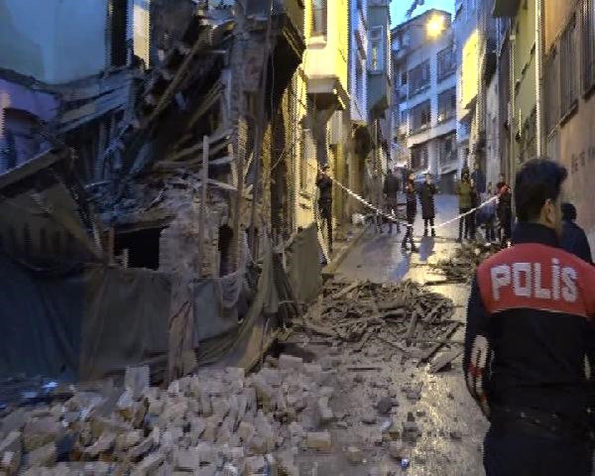 Beyoğlu\'nda 4 Katlı Bina Çöktü