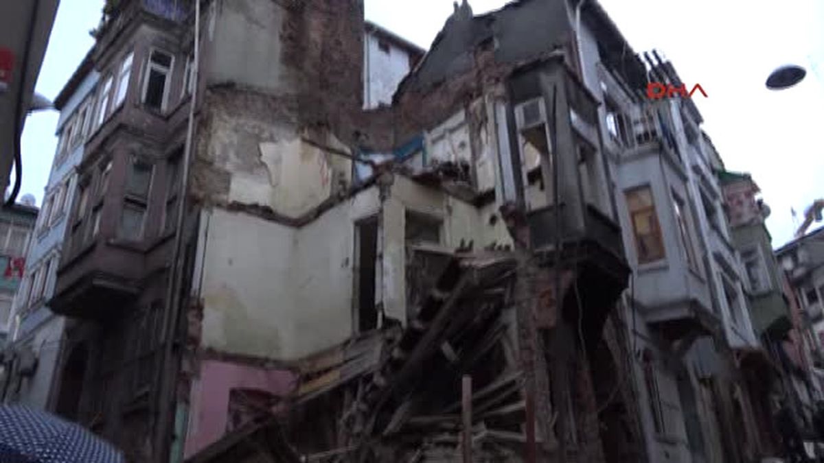Beyoğlu\'nda 4 Katlı Bina Çöktü