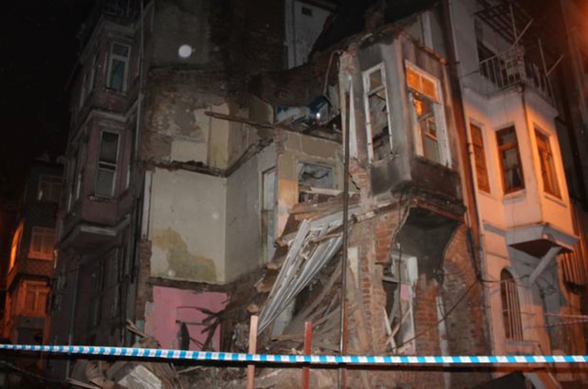 Beyoğlu\'nda 4 Katlı Tarihi Bina Çöktü, Faciadan Dönüldü