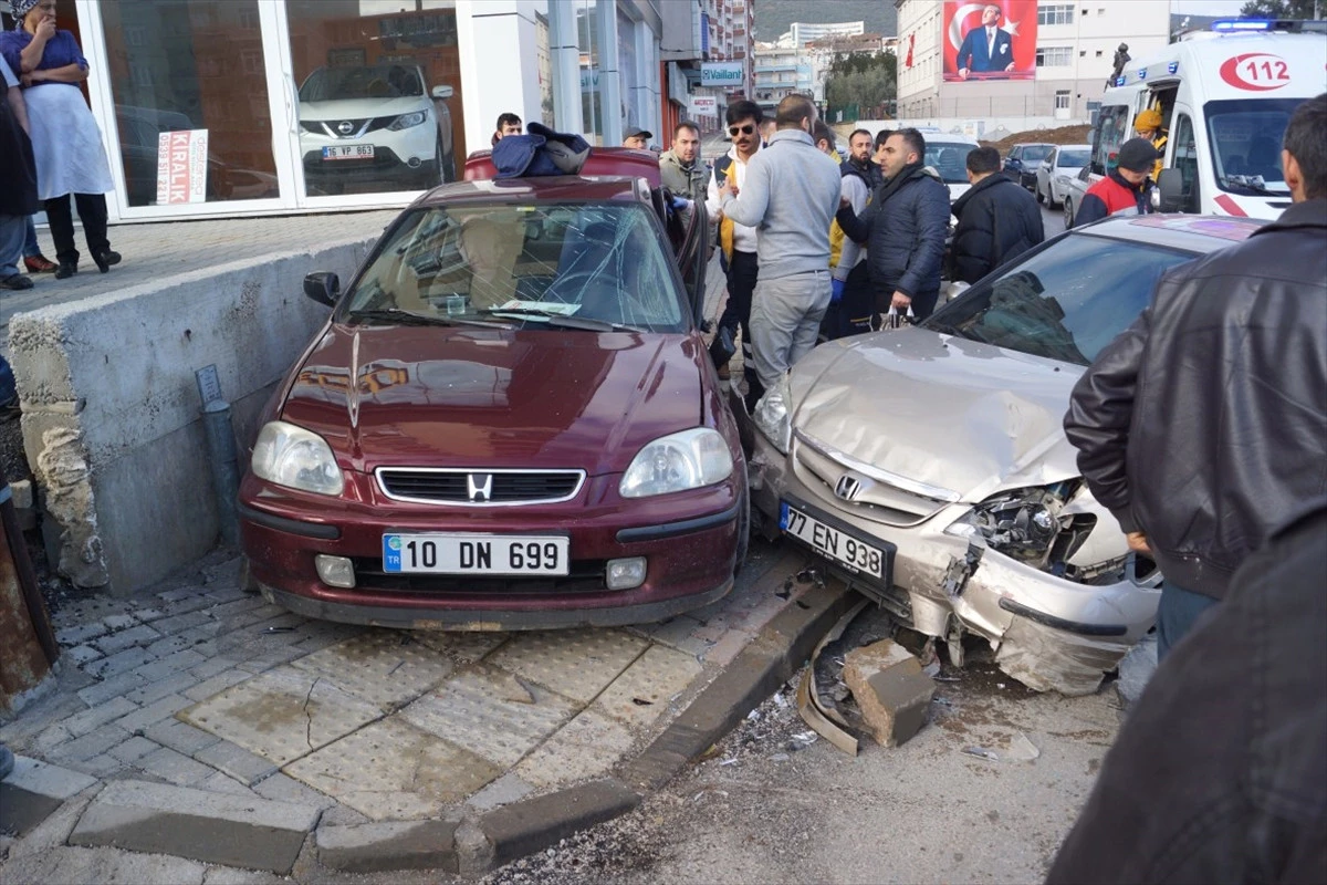Bursa\'da Trafik Kazası: 3 Yaralı