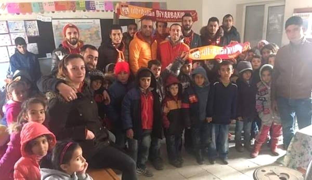Çermikli Öğrencilere Ultraslan Taraftar Grubu\'ndan Kırtasiye ve Giyecek Yardımı