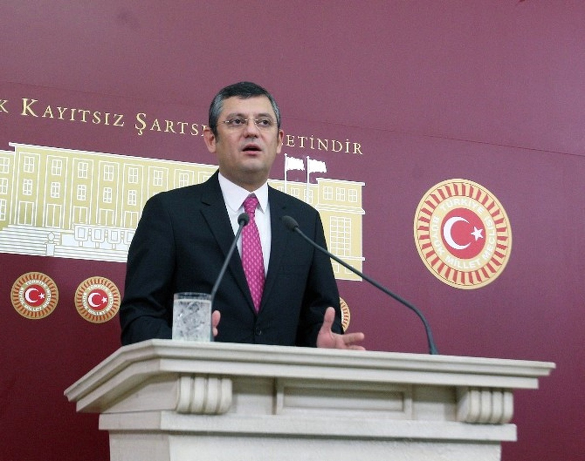 CHP\'li Özel, Genel Kurul\'da Erbakan ve Türkeş\'in Ses Kaydını Dinletti