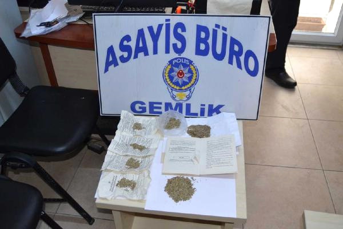 Çocuk Eğitim Kitabı Safyalarına Sarılı Uyuşturucu Servisi
