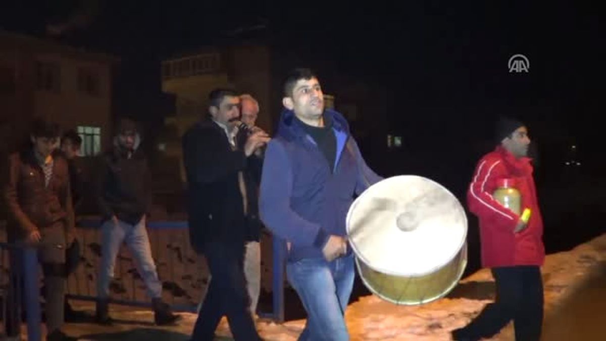 Davul Zurna ile Yardım Topluyorlar