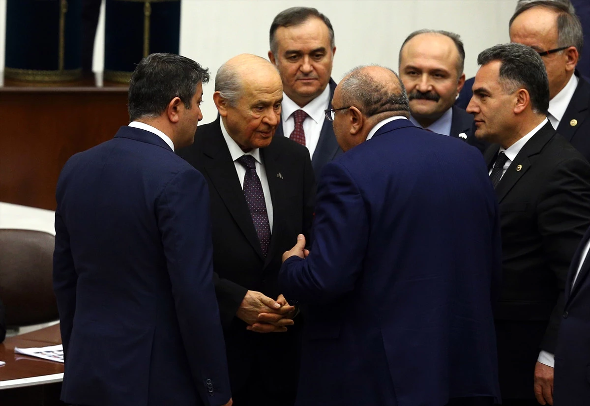 Bahçeli, Genel Kurul\'da Tuğrul Türkeş ile Sohbet Etti