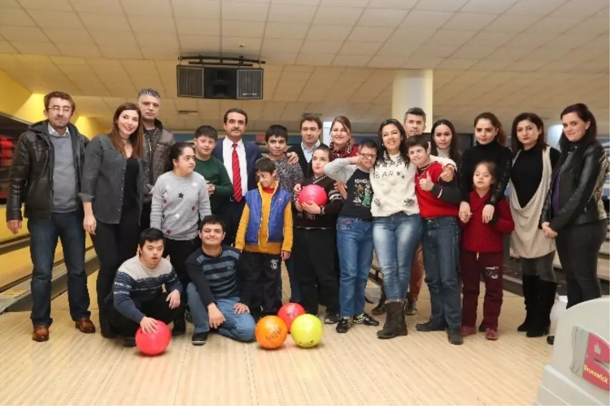 Down Sendromlu Çocukların Bowling Heyecanı