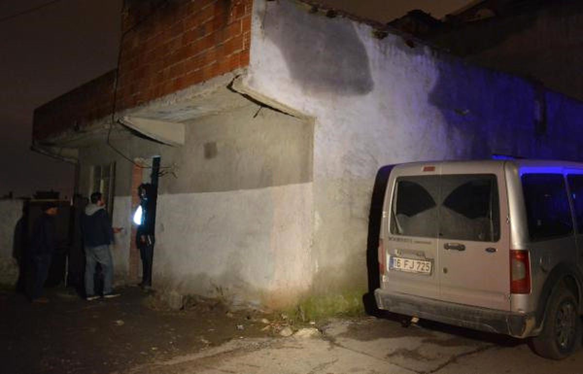Elektrikli Soba Kanepeyi Tutuşturdu, Dumandan Zehirlenip Öldü