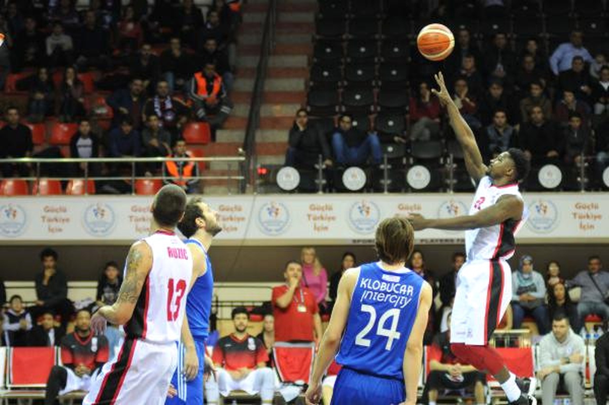 Gaziantep Basketbol-İstanbul Büyükşehir Belediyespor: 62-61