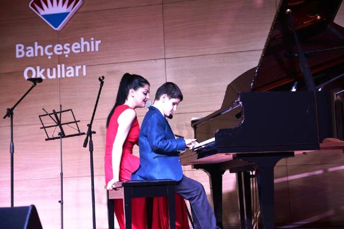 Görme Engelli Deniz\'den 5 Aylık Eğitimle Piyano Resitali