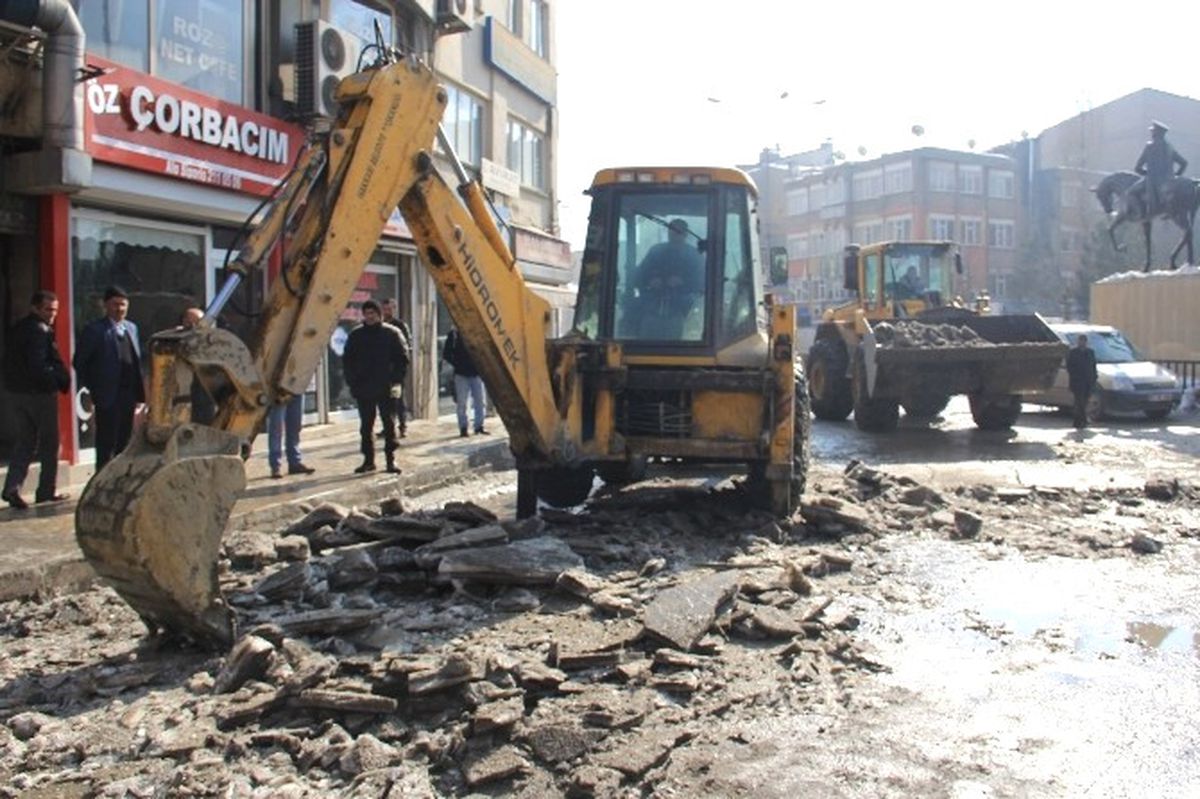 Hakkari\'de Buzla Mücadele Çalışması Başlatıldı