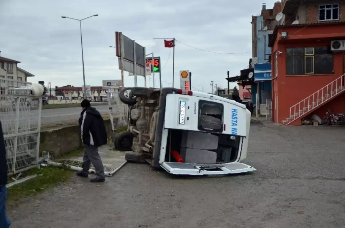 Hasta Nakil Aracı ile Pikap Çarpıştı: 3 Yaralı