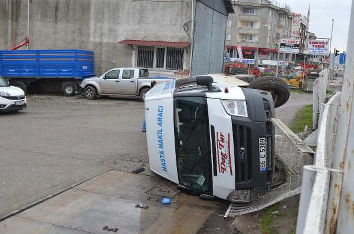 Hasta Nakil Aracı Kamyonetle Çarpıştı: 3 Yaralı