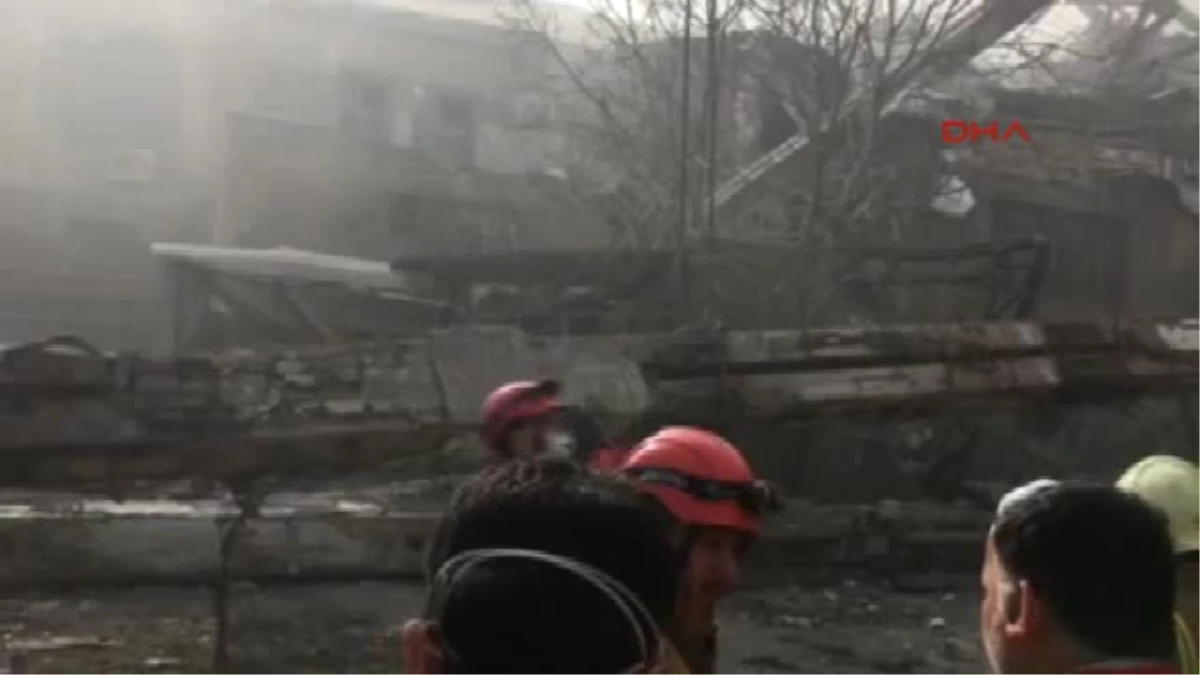 İran\'da Çöken Binanın Enkazından 2 Kişi Ölü Olarak Çıkarıldı