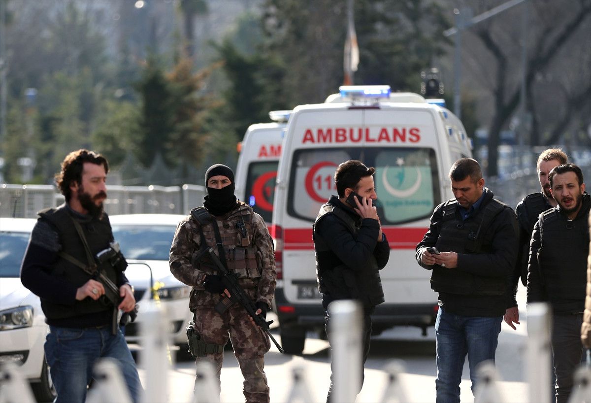 Kamyonetin Emniyet Müdürlüğünün Bariyerlerine Çarpması