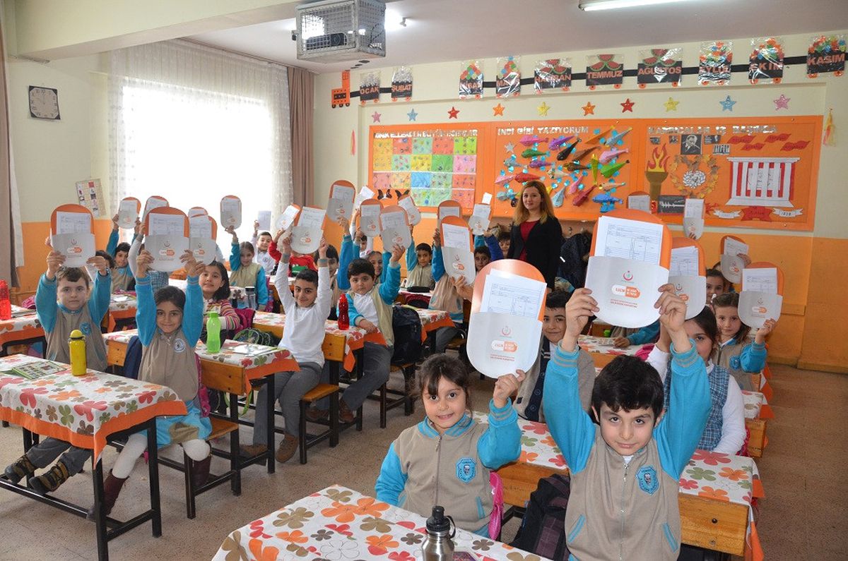 Öğrencilere Akılcı İlaç Kullanımı Temalı Karne...