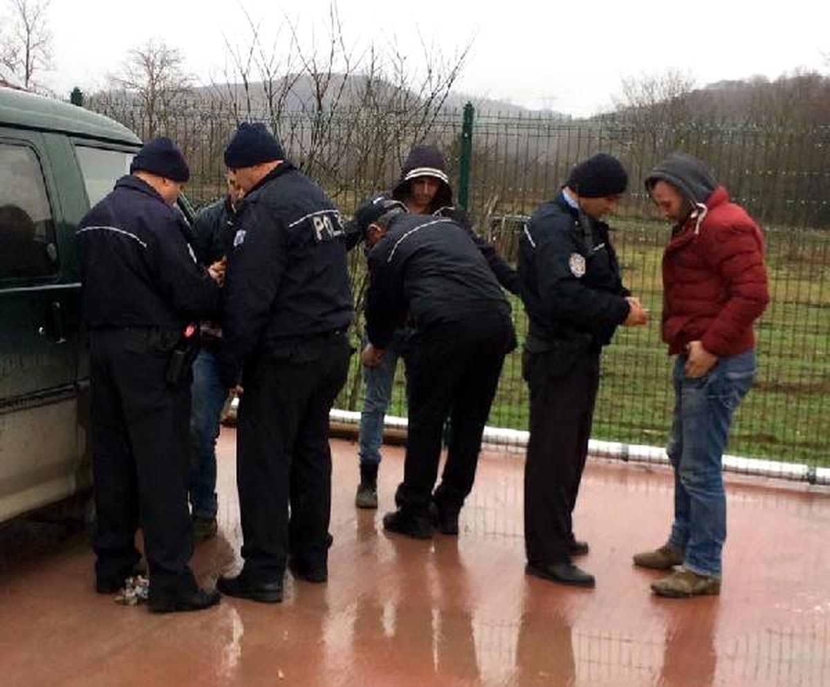 Minibüste Uyuşturucu Kullanan 3 Kişiye Gözaltı