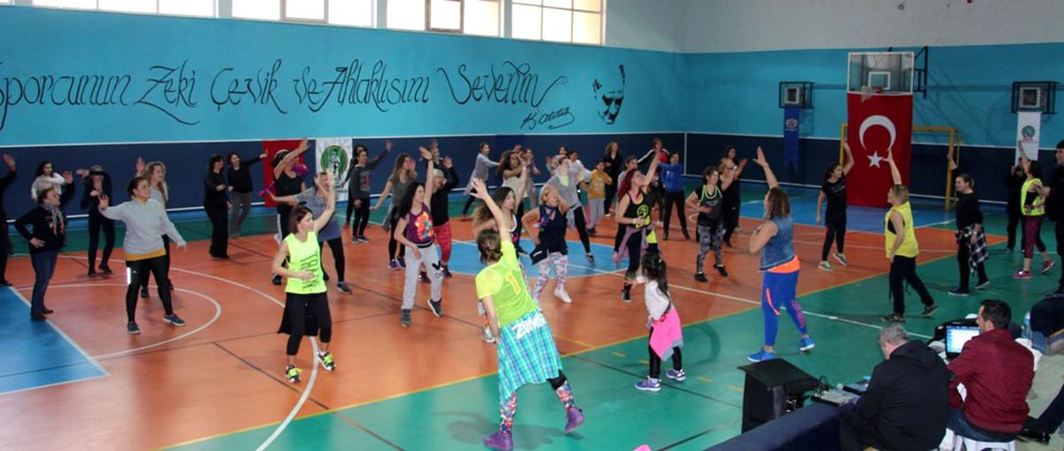Ödemişli hanımlar zumba ile stres attı