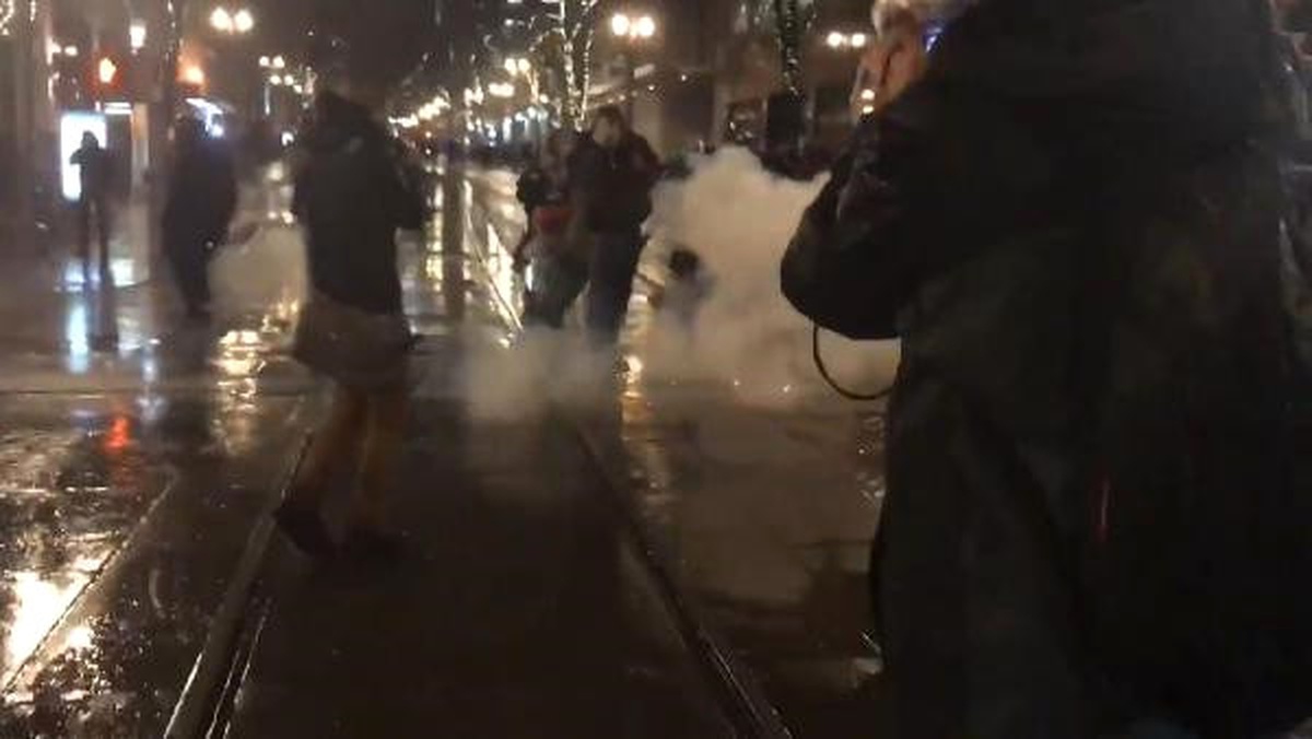 Portland\'da Trump Karşıtlarına Biber Gazıyla Müdahale