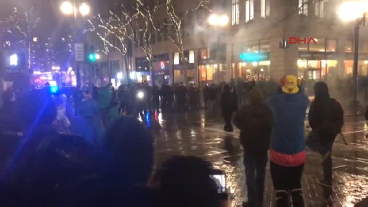 Portland\'da Trump Karşıtlarına Biber Gazıyla Müdahale