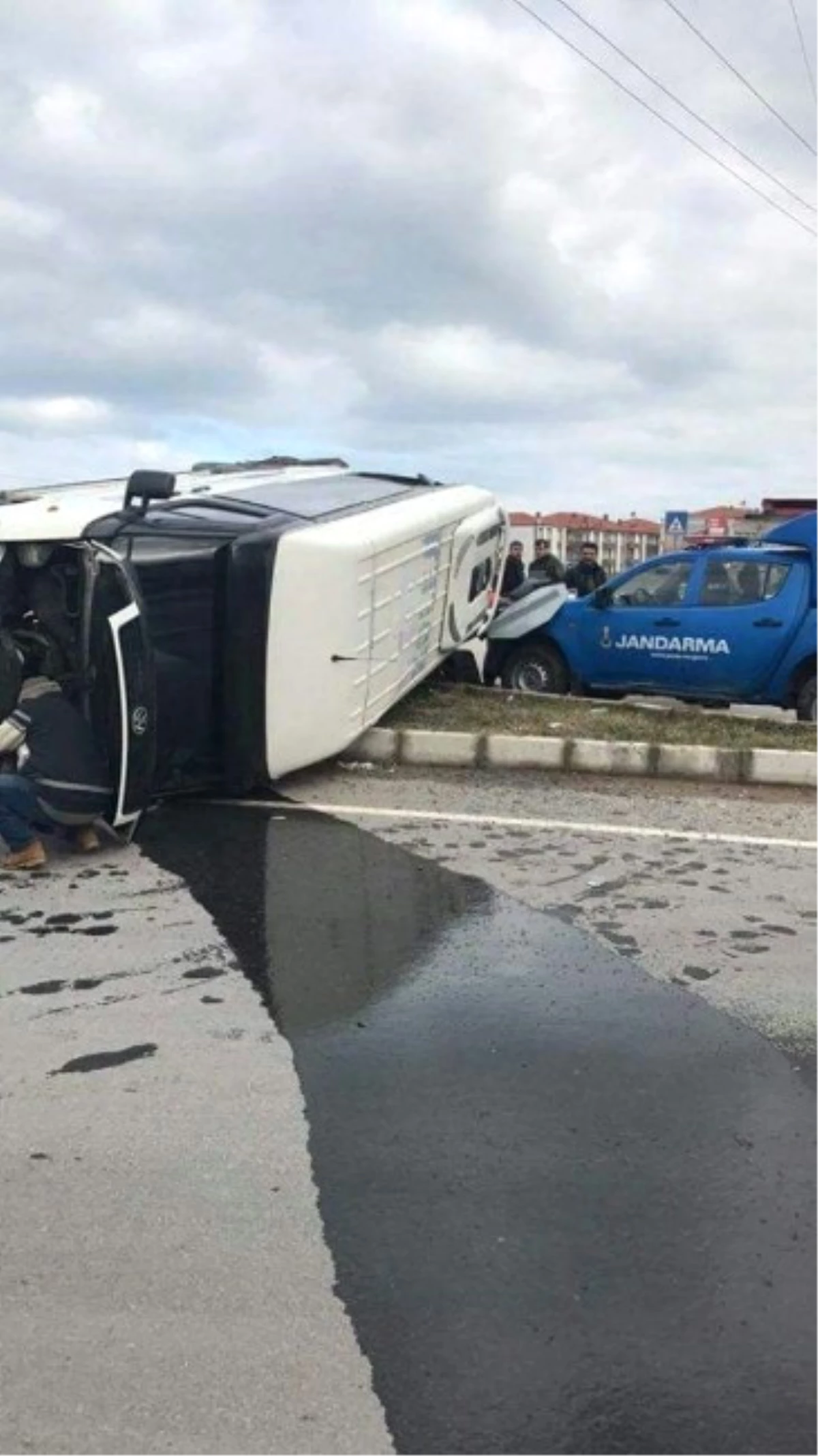 Servis Aracı Jandarma Aracının Üzerine Devrildi: 1 Yaralı