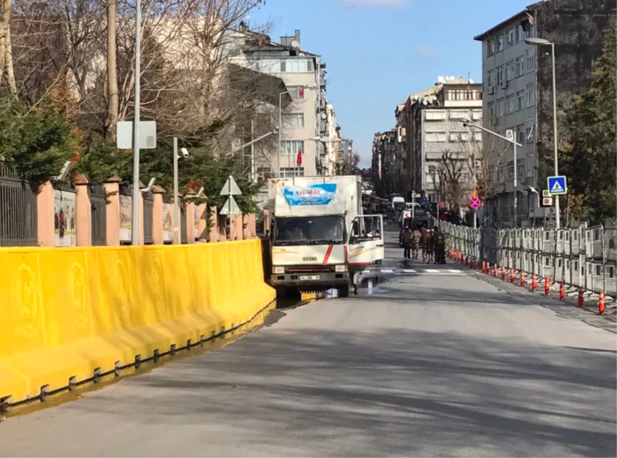 Freni Patlayan Kamyon, İstanbul Emniyet Müdürlüğü\'nde Paniğe Neden oldu