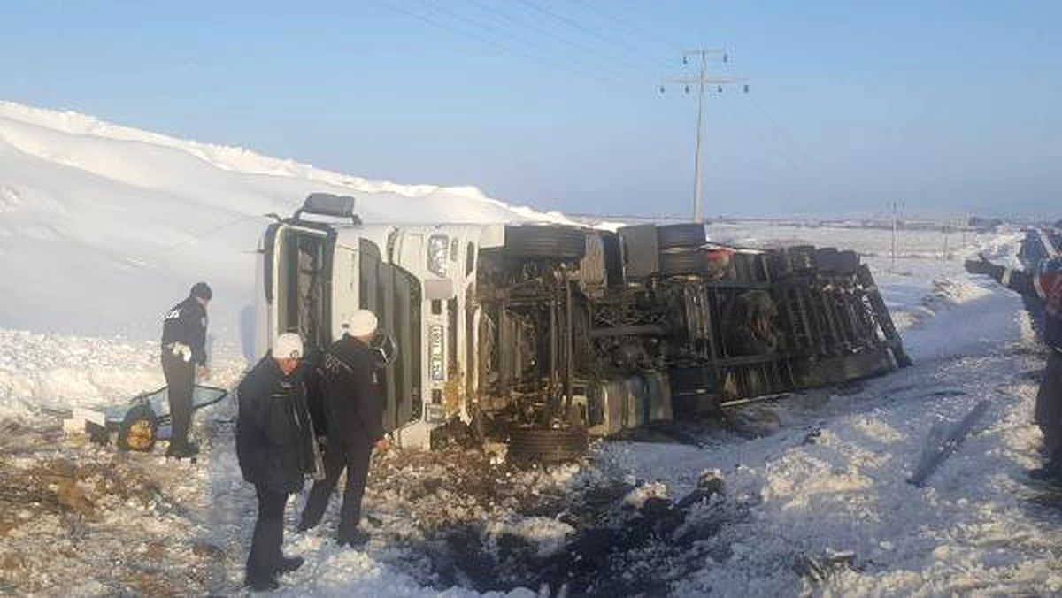 Tır, Buzlanan Yolda Şarampole Devrildi