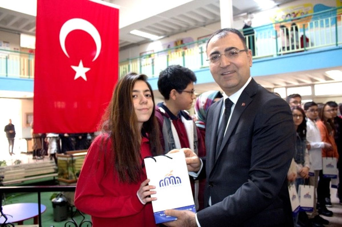 Vali Toprak Başarılı Öğrencileri Ödüllendirdi