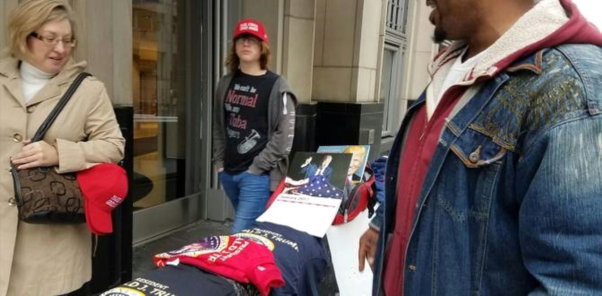 Washington\'da Siyahilerin Sattığı Çin Malı "Trump Tişörtleri"Ne İlgi