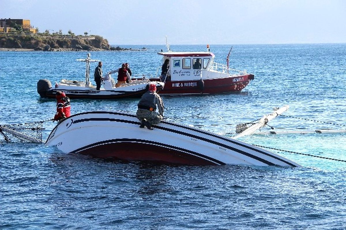 Yarışta Su Alan Yelkenli Tekne Yan Yattı