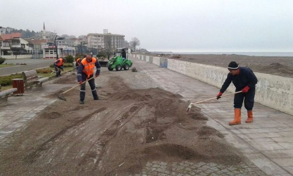 Akçakoca\'da Sahiller Temizleniyor