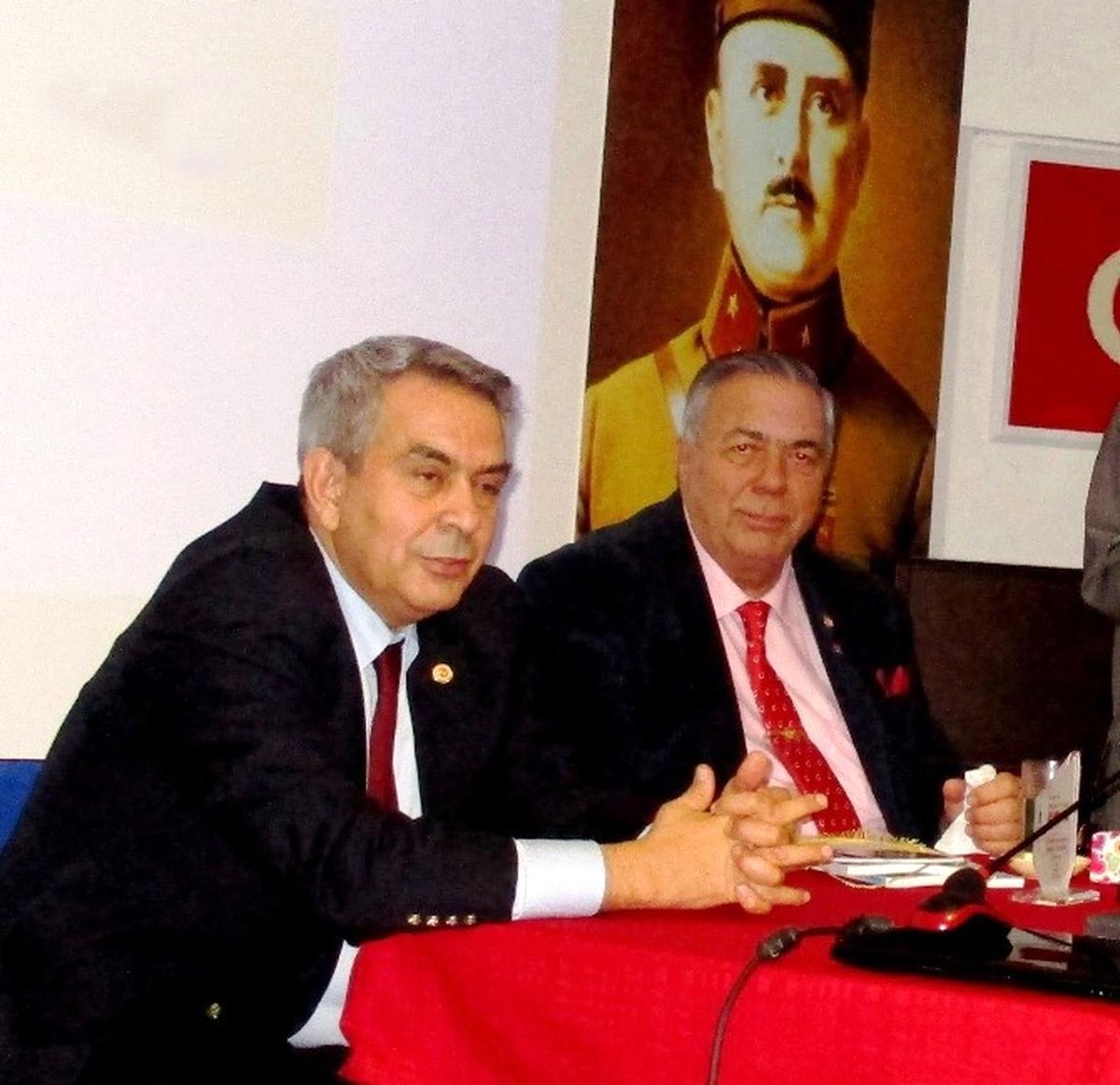 Anadolu Aydınlar Ocağı\'nın Onur Konuğu Emekli Tümgeneral Tarık Özkut