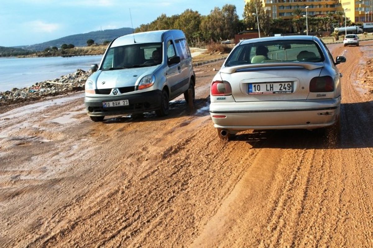 Ayvalık\'ta Sürücülerin Gönül Yolu Çilesi